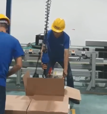 貴重零部件如何安全高效裝進(jìn)紙箱中？可以試試智能提升機(jī)