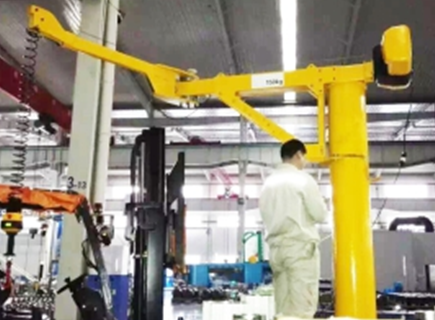 和懸臂吊相比，智能折臂吊更適合高精尖設備吊運工作